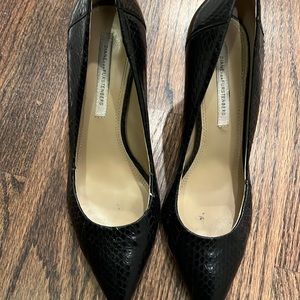 Diane Von Furstenberg DVF pumps-black snake size 9